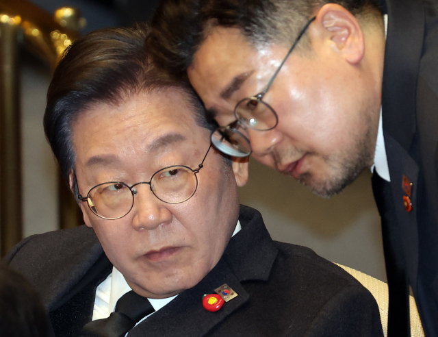 이재명 더불어민주당 대표가 3일 국회 본회의에서 박찬대 원내대표와 대화하고 있다. 연합뉴스