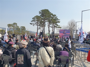 용산 대통령실 앞에 모인 지지자들, 尹 전 대통령 탄핵 선고에 오열[르포]