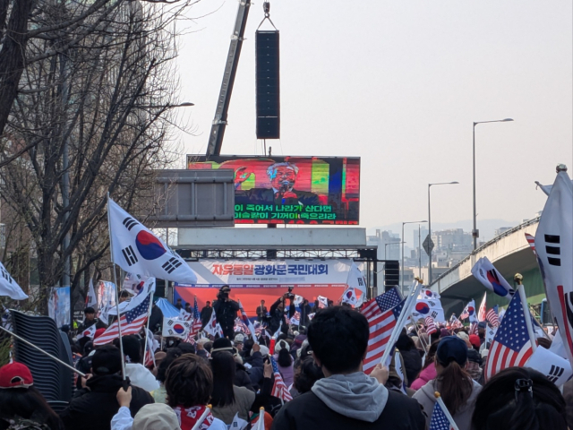 4일 서울 한남동 대한민국바로세우기국민운동본부 연단에 ‘자유통일 광화문 국민대회’가 적힌 현수막이 걸려 있다. 황동건 기자