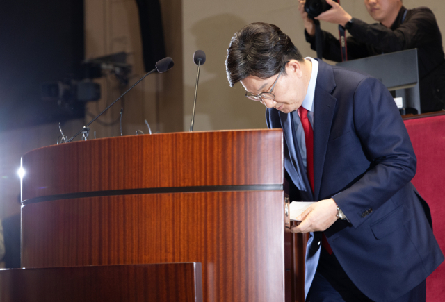 권성동 국민의힘 원내대표가 4일 오후 서울 여의도 국회에서 열린 의원총회에서 발언을 마친 후 인사하고 있다. 뉴스1