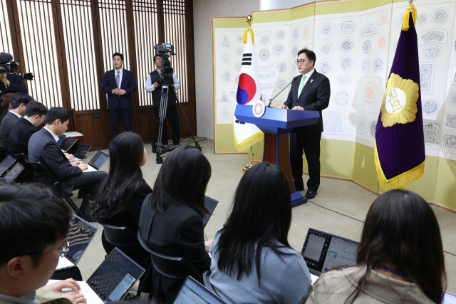 우원식 국회의장이 윤석열 전 대통령이 파면된 4일 오후 서울 여의도 국회에서 대국민 특별담화 발표를 하고 있다. 2025.4.4/뉴스1