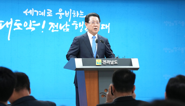 김영록 전남도지사가 4일 전남도청 브리핑룸에서 윤석열 대통령 탄핵 인용에 따른 대도민 담화문을 발표하고 있다. 사진 제공=전라남도