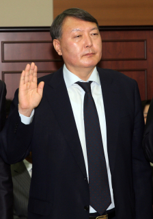 2013년 10월 21일 당시 윤석열 여주지청장이 서울 고등검찰청에서 열린 국회 법제사법위원회의 국정감사에서 선서를 하고 있다. 이 자리에서 윤 전 대통령은 “사람에 충성하지 않는다”는 말을 남겼다. 뉴스1