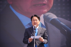 尹파면 후 5·18민주광장에 선 강기정 시장 "내란 세력 가장 민주적 방법으로 막아"