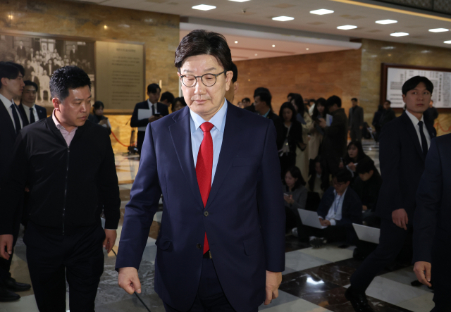 권성동 국민의힘 원내대표가 4일 서울 여의도 국회에서 비상 의원총회에 참석하고 있다. 연합뉴스