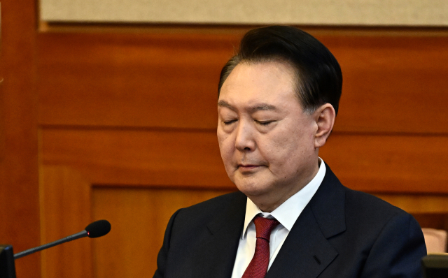 윤석열 대통령이 1월 23일 서울 종로구 헌법재판소에서 열린 탄핵심판 4차 변론기일에 출석해 눈을 감고 있다. 사진공동취재단