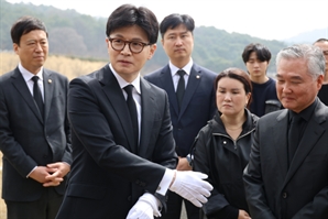 한동훈, 尹파면에 "고통스러워도 자유민주주의 길 가야"
