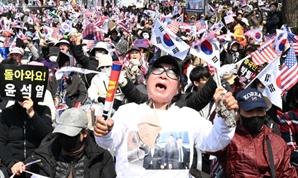 “돌아와요 윤석열" vs “슬픔 이젠 안녕”…엇갈린 광장 표정