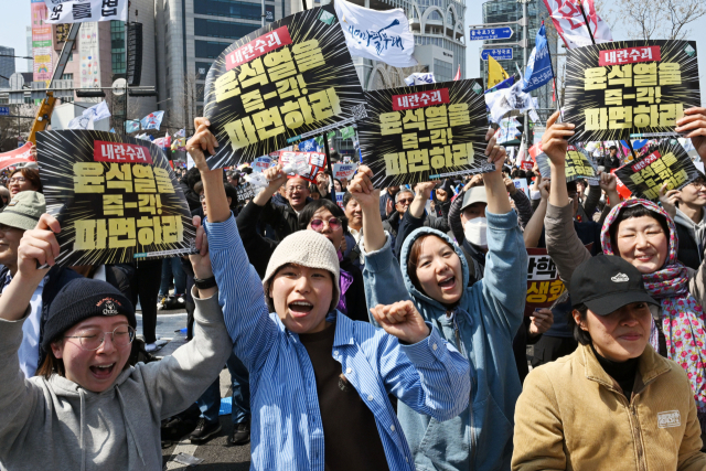 헌법재판소가 윤석열 대통령을 파면한 4일 서울 종로구 안국역 인근에서 퇴진비상행동과 민주노총 등 탄핵 찬성 측 집회 참가자들이 탄핵이 인용되자 환호하고 있다. 조태형 기자 2025.04.04
