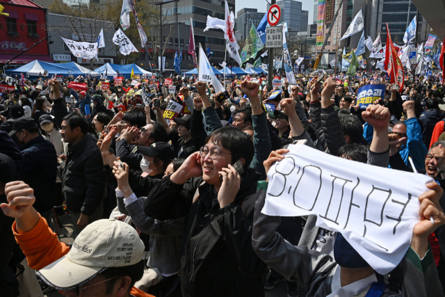 헌법재판소가 윤석열 대통령을 파면한 4일 서울 종로구 안국역 인근에서 퇴진비상행동과 민주노총 등 탄핵 찬성 측 집회 참가자들이 탄핵이 인용되자 환호하고 있다. 조태형 기자 2025.04.04