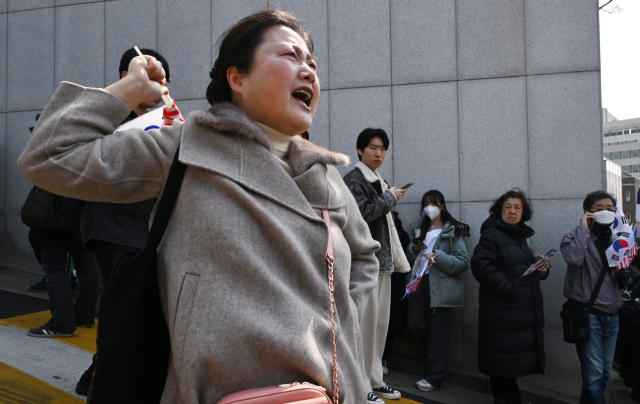 4일 서울 용산구 한남동 대통령 관저 앞에서 열린 보수집회 참가자들이 윤석열 대통령의 파면이 선고되자 격분하고 있다. 오승현 기자 2025.04.04