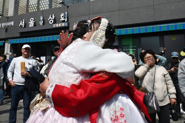 헌법재판소가 윤석열 대통령을 파면한 4일 서울 종로구 안국역 인근에서 한복을 입은 시민들이 탄핵이 인용되자 부둥켜안고 기뻐하고 있다. 조태형 기자 2025.04.04