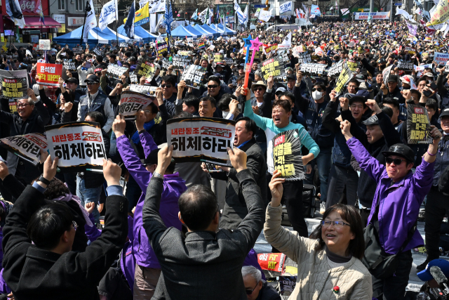 헌법재판소가 윤석열 대통령을 파면한 4일 서울 종로구 안국역 인근에서 퇴진비상행동과 민주노총 등 탄핵 찬성 측 집회 참가자들이 탄핵이 인용되자 환호하고 있다. 조태형 기자 2025.04.04