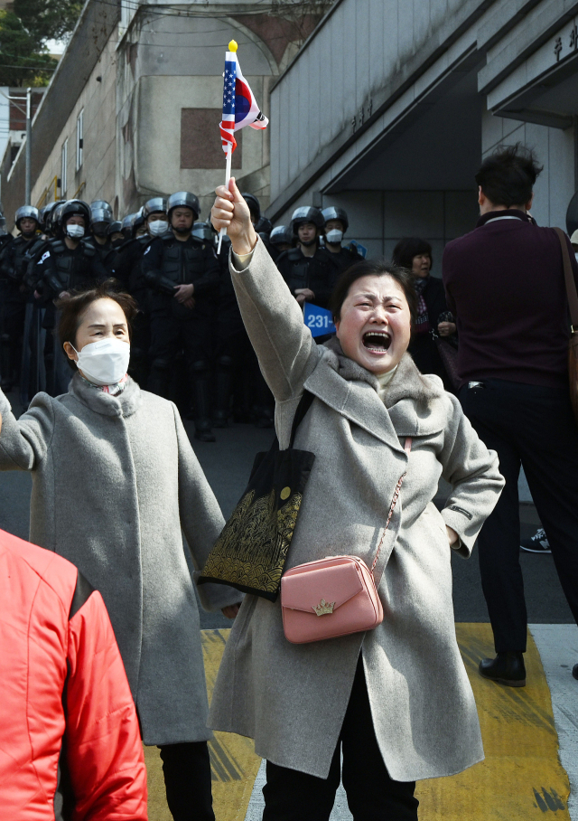 4일 서울 용산구 한남동 대통령 관저 앞에서 열린 보수집회 참가자들이 윤석열 대통령의 파면이 선고되자 격분하고 있다. 오승현 기자 2025.04.04