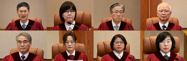 헌법재판소가 4일 전원일치로 윤석열 대통령 파면을 선고했다. 문형배 헌법재판소장 권한대행(윗줄 왼쪽부터), 이미선, 김형두, 정형식, 조한창(아랫줄 왼쪽부터), 정정미, 김복형, 정계선 헌재 재판관이 이날 서울 종로구 헌법재판소 대심판정에서 열린 윤 대통령 탄핵심판 선고에 입장해 있다. 연합뉴스