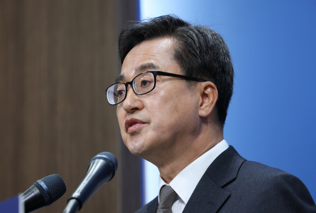 김동연 경기도지사가 4일 오전 경기 수원시 영통구 경기도청 브리핑룸에서 윤석열 대통령 파면 관련 입장 발표를 하고 있다. 뉴스1