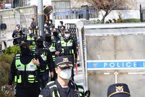 8년 전과 달랐다…선고일 사상자 '0명' [尹대통령 파면]