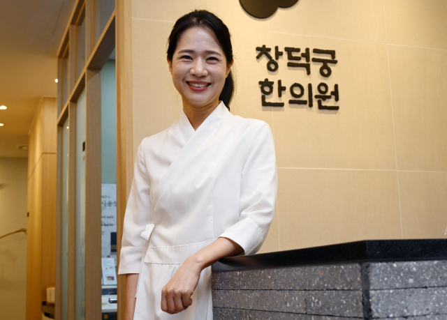 최주리 한국한의산업협동조합 이사장이 인터뷰를 마친 후 포즈를 취하고 있다. 성남=성형주 기자