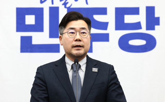 박찬대 더불어민주당 원내대표가 4일 오후 서울 여의도 국회에서 열린 의원총회에서 발언하고 있다. 뉴스1