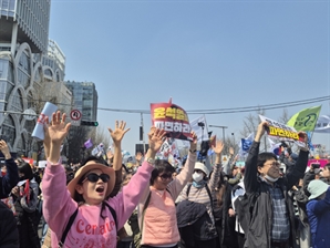 "파면한다" 나오자 "이겼다" 환호… 축제 분위기 된 찬탄 집회