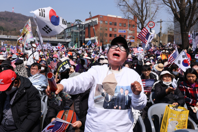 헌법재판소가 윤석열 대통령의 파면을 선고한 4일 서울 용산구 한남동 대통령 관저 인근에서 열린 대한민국바로세우기국민운동본부 탄핵반대 집회에서 한 지지자가 오열하고 있다. 연합뉴스