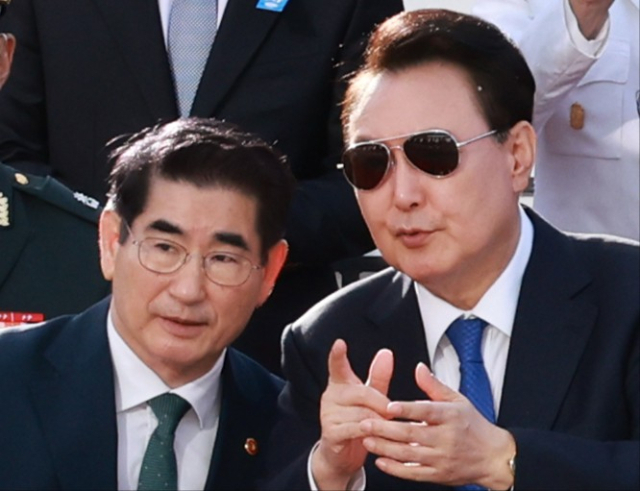 김용현 前 국방부 장관과 윤석열 대통령. 연합뉴스