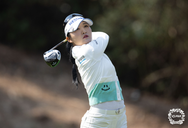 이예원이 4일 두산건설 We’ve 챔피언십 2라운드 16번 홀에서 티샷을 하고 있다. 사진 제공=KLPGA
