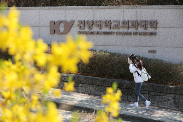 대전 건양대 의과대학에서 한 학생이 수업을 들으러 가고 있다. 연합뉴스