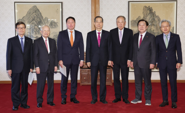 윤진식(왼쪽부터) 한국무역협회장과 손경식 한국경영자총협회 회장, 최태원 대한상공회의소 회장, 한덕수 대통령 권한대행 국무총리, 류진 한국경제인협회 회장, 김기문 중소기업중앙회 회장, 최진식 한국중견기업연합회 회장이 지난달 27일 서울 삼청동 총리 공관에서 열린 경제6단체 간담회에서 기념 촬영을 하고 있다. 연합뉴스