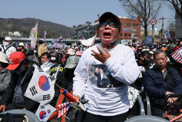헌법재판소가 윤석열 대통령의 파면을 선고한 4일 서울 용산구 한남동 대통령 관저 인근에서 열린 대한민국바로세우기국민운동본부 탄핵 반대 집회에서 한 지지자가 오열하고 있다. 연합뉴스