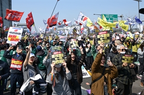 [영상] 尹 대통령 파면, 헌재 앞은 축제분위기…한남동은 울음바다
