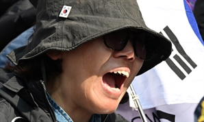 尹 '파면'…우파, 오열·탄식·고함·욕설