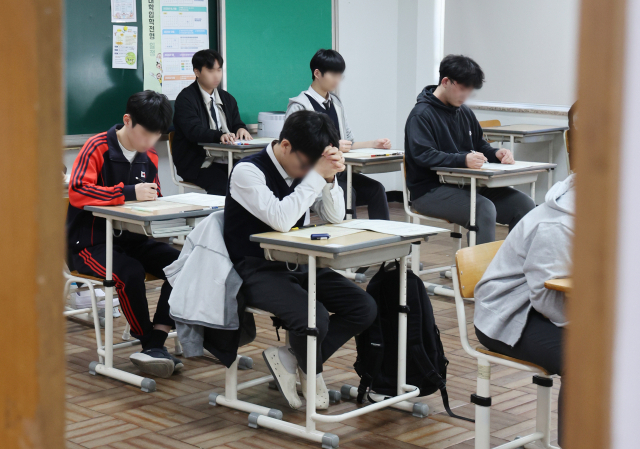 올해 고등학교 3학년 대상 첫 전국 단위 시험인 전국연합학력평가가 실시된 3월 26일 부산 동구 부산고등학교 3학년 교실에서 학생들이 시험을 준비하고 있다. 부산 = 연합뉴스