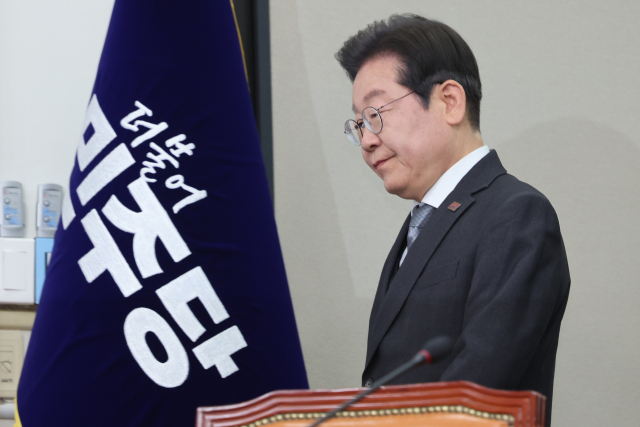 이재명 더불어민주당 대표가 4일 서울 여의도 국회에서 헌법재판소의 윤석열 대통령 파면 선고에 대한 입장을 밝히기 위해 회의장으로 들어서고 있다.연합뉴스