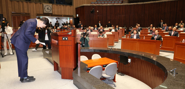 권성동 국민의힘 원내대표가 헌법재판소의 윤석열 대통령 탄핵 인용이 발표된 4일 서울 여의도 국회에서 열린 긴급 의원총회에서 발언을 마친 뒤 인사하고 있다.연합뉴스