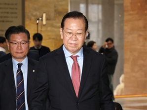 고개 떨군 與 "李 집권 막아야"…표정 관리 野 "尹 죗값 치러야"