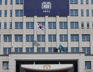 한덕수, 정진석 등 대통령실 참모진 사표 일괄 반려