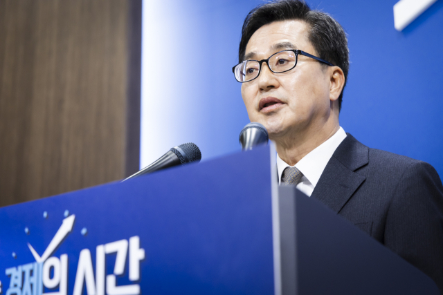 김동연 경기도지사가 4일 경기도 수원시 경기도청에서 윤석열 대통령 탄핵심판 선고 관련 입장을 발표하고 있다. 사진 제공 = 경기도
