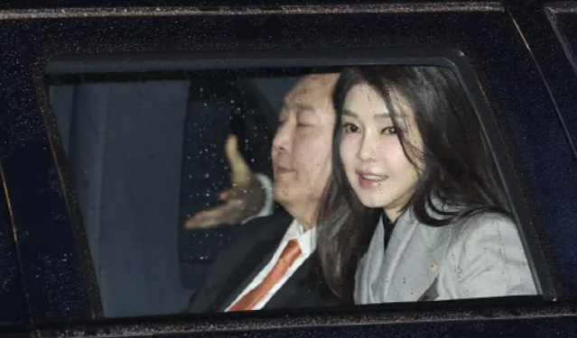 윤석열(왼쪽) 대통령과 부인 김건희 여사가 2023년 12월11일(현지 시간) 암스테르담 스히폴 공항에 도착해 전용기인 공군 1호기에서 내린 뒤 차량에 탑승해 대기하고 있다. 연합뉴스