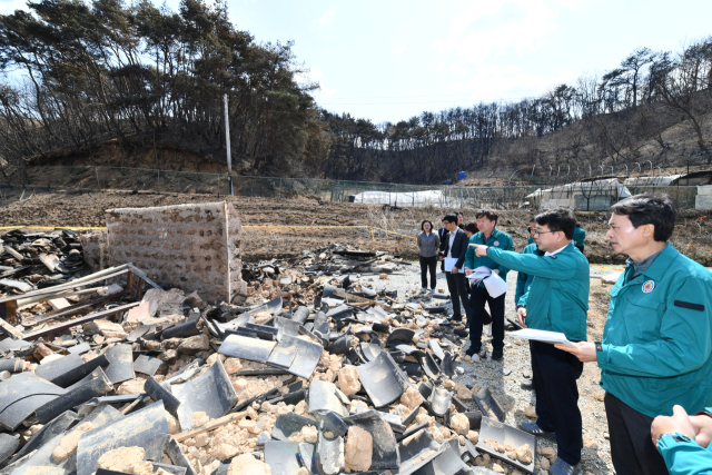 최응천 국가유산청장이 3일 산불로 전소 피해를 입은 경북 안동시 '안동 송석재사'을 관계자들과 확인하고 있다. 사진 제공=국가유산청