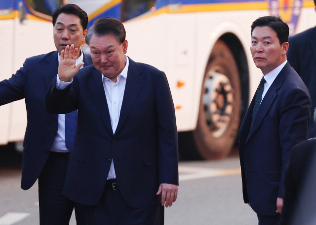 지난 3월 8일 석방된 윤석열 전 대통령이 8일 경기도 의왕시 서울구치소 앞에서 경호차량에서 내려 지지자들에게 인사하고 있다. 그 옆으로는 김성훈 경호처 차장(오른쪽)이 윤 전 대통령을 경호하며 이동하고 있다. 연합뉴스