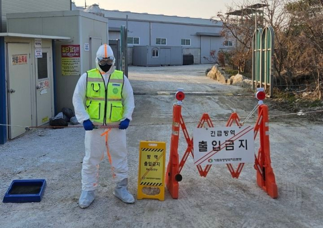 지난달 21일 H5N1형 고병원성 조류인플루엔자(AI)가 확진된 충북 청주시 오송읍 동평리 산란계 농장의 출입이 통제되고 있는 모습. 사진 제공=충청북도