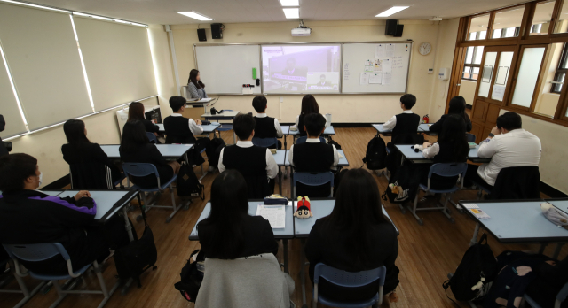 윤석열 대통령 탄핵 심판 선고일인 4일 부산 서구 한 고등학교에서 학생들이 윤 대통령 탄핵 심판 선고 생중계를 지켜보고 있다. 이날 헌법재판소는 재판관 전원 일치 의견으로 윤 대통령 파면을 결정했다. 뉴스1
