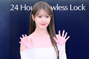 “아이유, 헌법수호 실천한 예술가” 성명문…尹 파면에 ‘집회 선결제’ 재조명