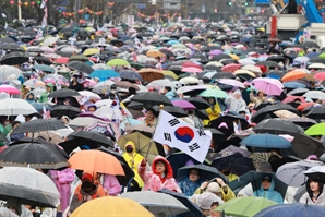 "왜 탄핵시켰냐"…尹 지지자 광화문광장서 자해 시도
