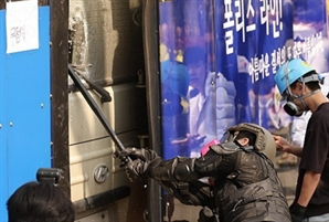 尹 파면에 곤봉으로 유리창 ‘쾅’…경찰버스 부순 20대 남성 결국