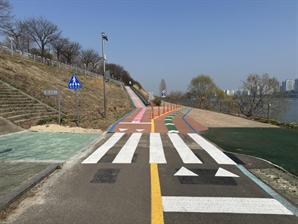 자전거 친화도시로 도약…하남시, 한강변 자전거 도로 안전 개선 공사 완료