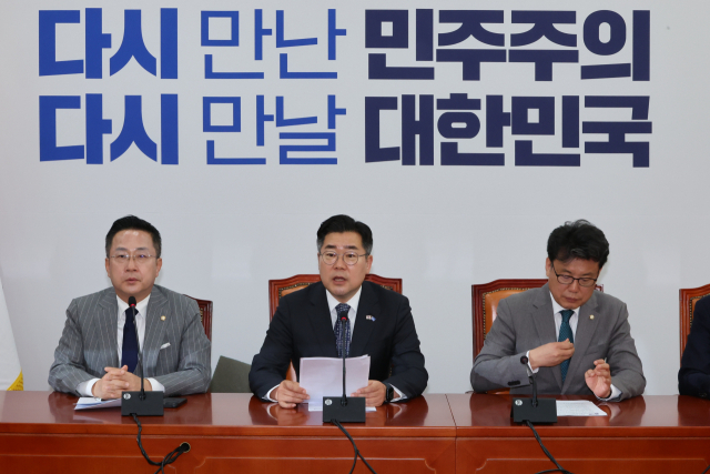 박찬대(가운데) 더불어민주당 원내대표가 8일 서울 여의도 국회에서 열린 원내대책회의에서 발언하고 있다. 연합뉴스