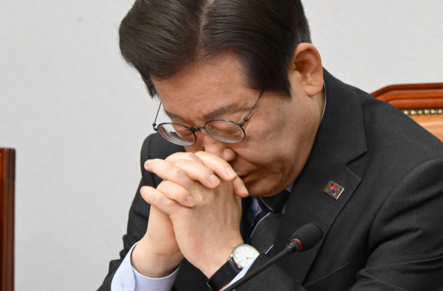 이재명 더불어민주당 대표가 지난 7일 서울 여의도 국회에서 열린 최고위원회의에서 최고위원들의 모두발언을 듣고 있다. 성형주 기자