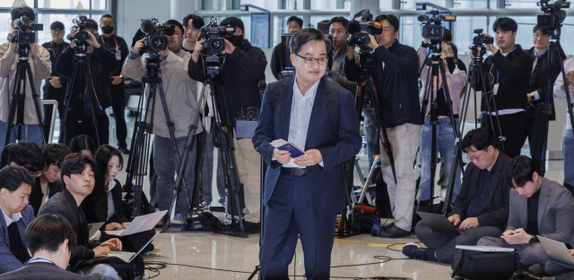 '단기필마' 김동연, 대선 출사표…"기득권 타파" 앞세운 경제 전문가